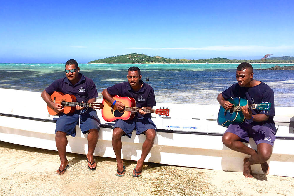 coconut-beach-resort-beach-entertainament-guitar